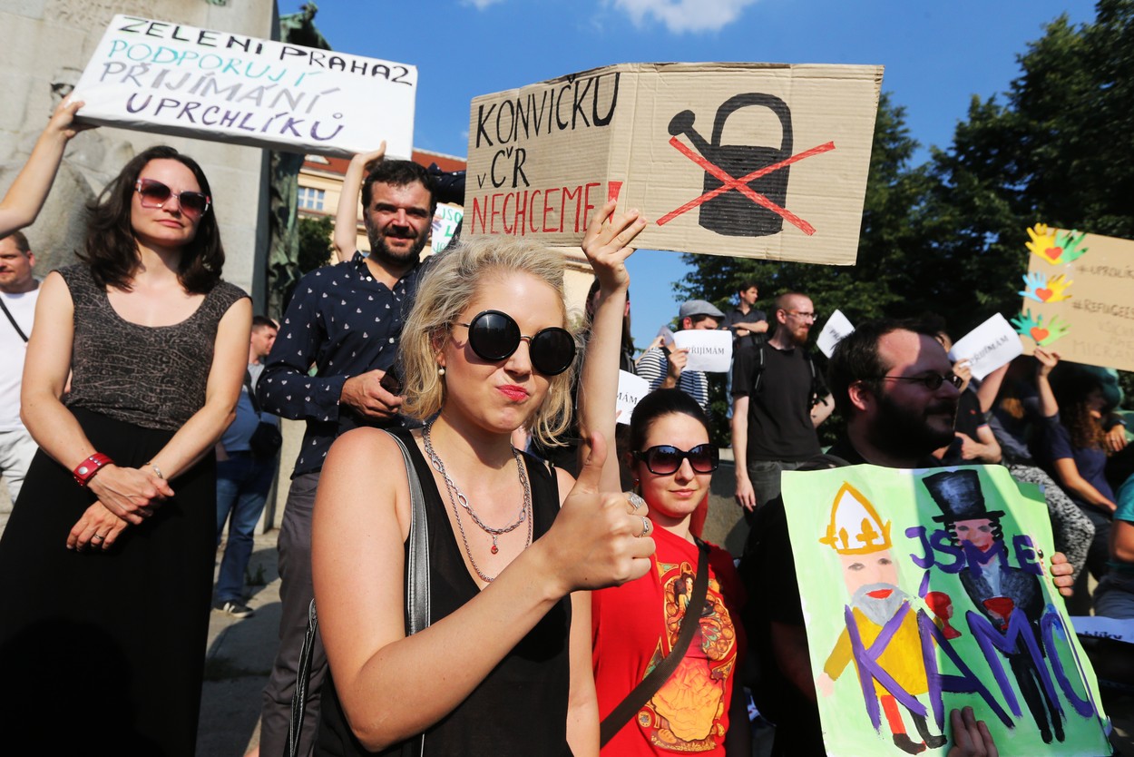 Odpůrce a zastánce uprchlíků musela od sebe oddělit policie