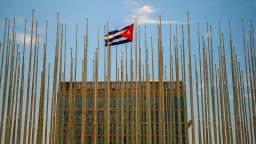 Aktualizováno: Kubánská vlajka zavlála ve Washingtonu. Kuba a USA otevírají ambasády