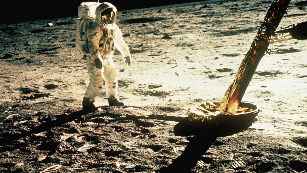 Armstrongův skafandr se rozpadá. Peníze na opravu vybírají na Kickstarteru