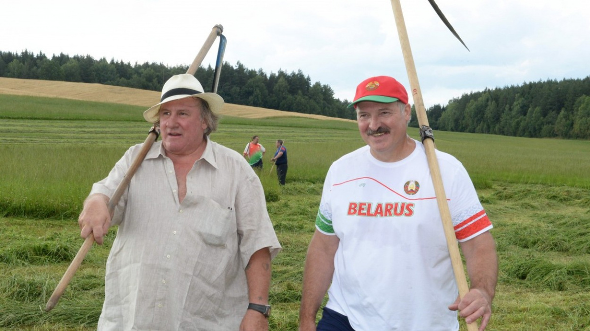 Senosečí s Depardieuem odstartoval Lukašenko předvolební 'boj'