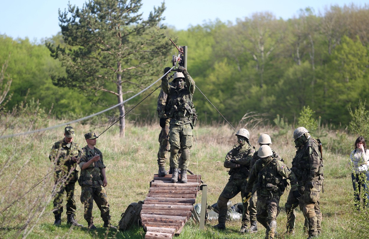 Českým vojákům upadly podrážky. Boty si museli omotat izolepou