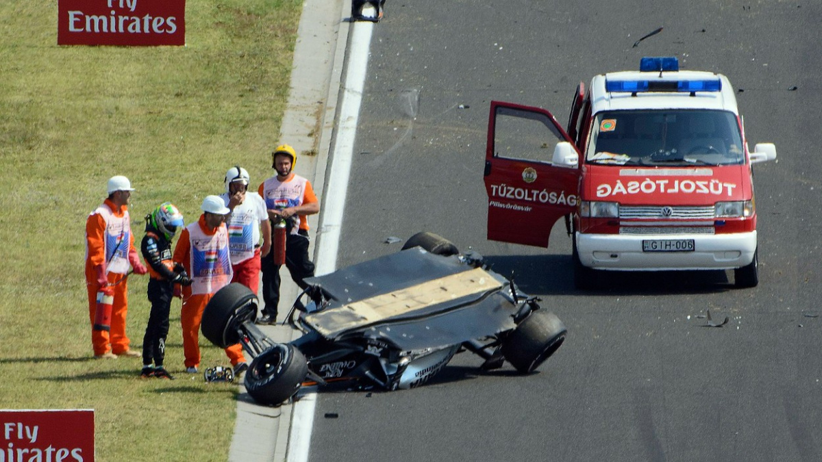 Karambol na Hungaroringu. Pérez převrátil formuli, z vraku vylezl živ a zdráv
