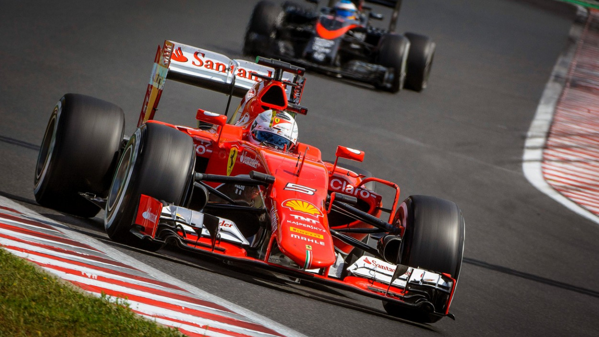 Drama v Maďarsku vyhrál Vettel. Vítězství věnoval Bianchimu