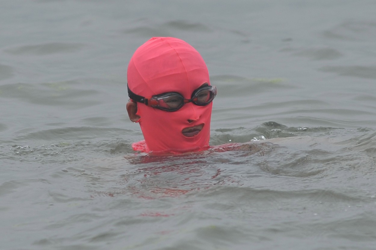 Klidně vypadat jako Fantomas, ale hlavně se neopálit. V Čině letí plavky na obličej