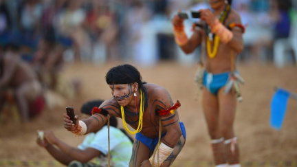 Reportáž: Online společnost a život v mobilech s nespolehlivým připojením