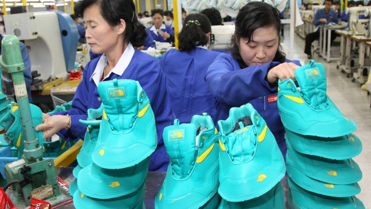 Kvůli vedru musí Severokorejci pracovat od pěti ráno