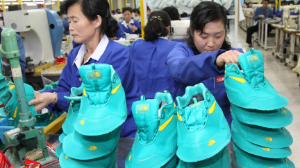 Kvůli vedru musí Severokorejci pracovat od pěti ráno