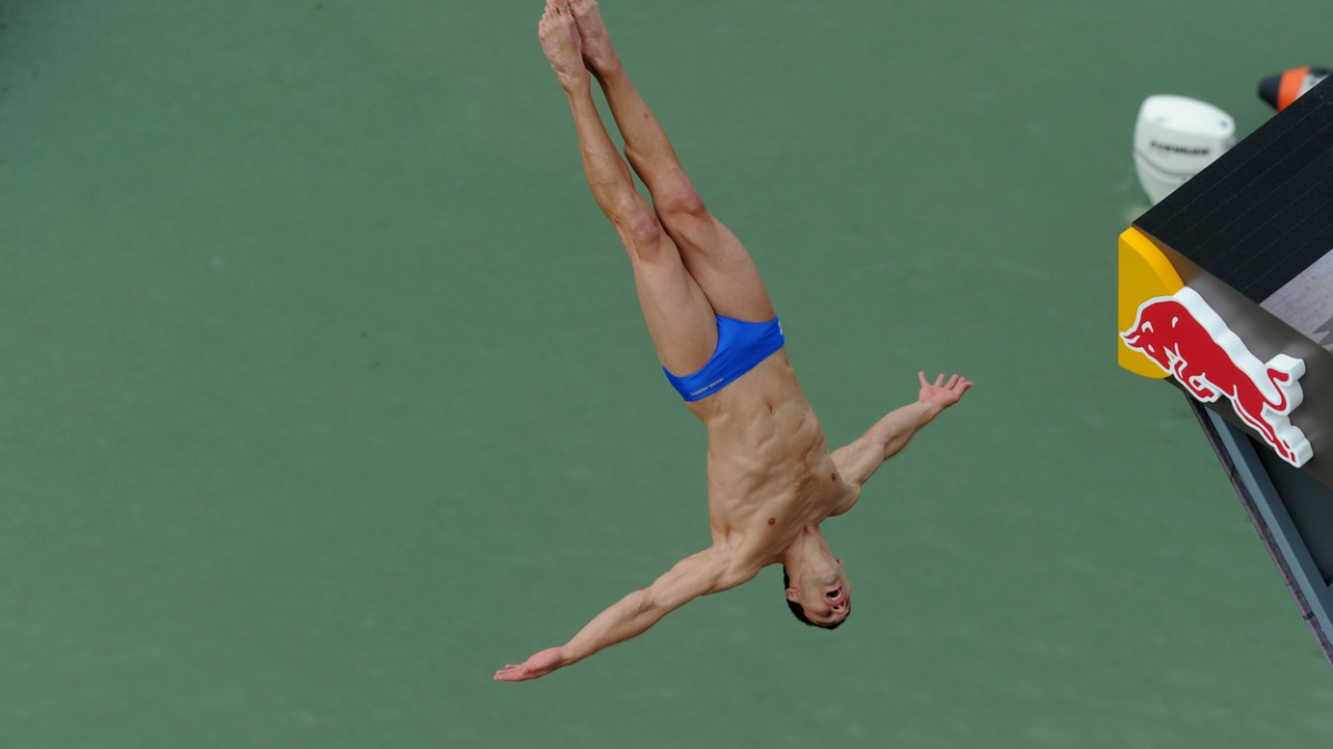 Extrémní skokan do vody Navrátil postoupil do finále. V něm předvede novinku