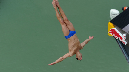 Extrémní skokan do vody Navrátil postoupil do finále. V něm předvede novinku