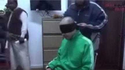 'Vyber si, kam tě budeme bít.' Kaddáfího syna prý ve vězení mučí