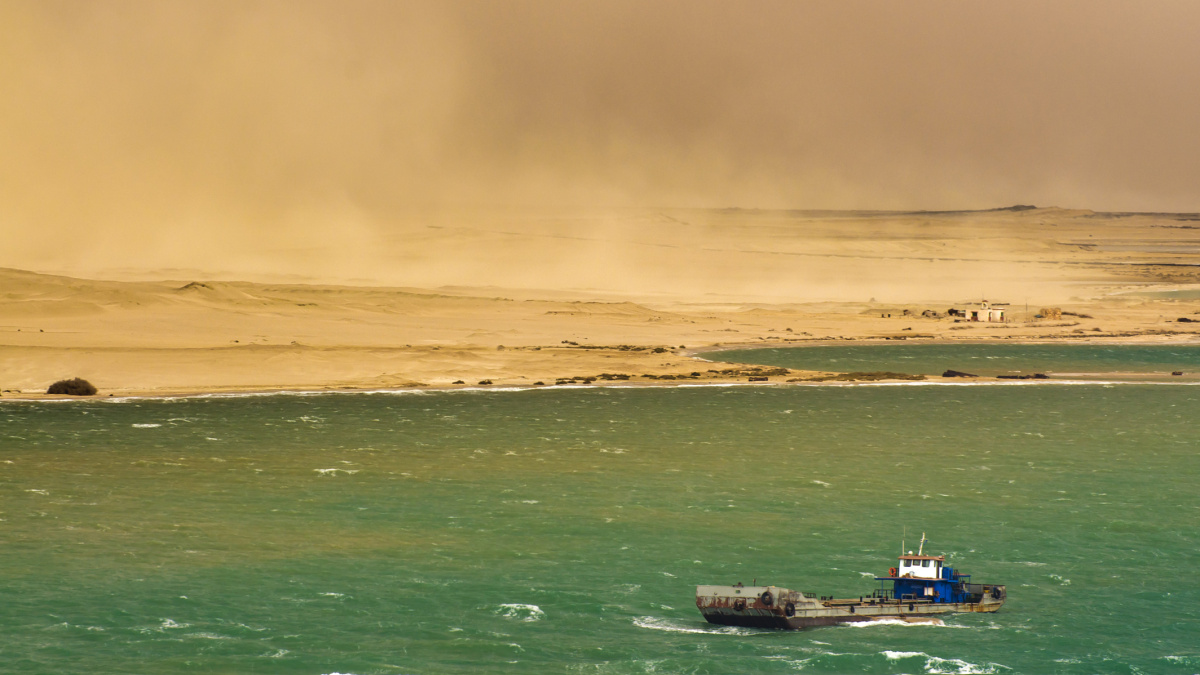 V Suezském průplavu tiká ekologická bomba. Moc se o ní nemluví