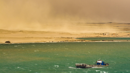V Suezském průplavu tiká ekologická bomba. Moc se o ní nemluví