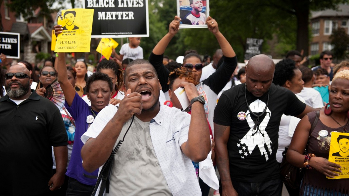 Ve Fergusonu si lidé připomněli smrt černocha. V Texasu policista zastřelil dalšího