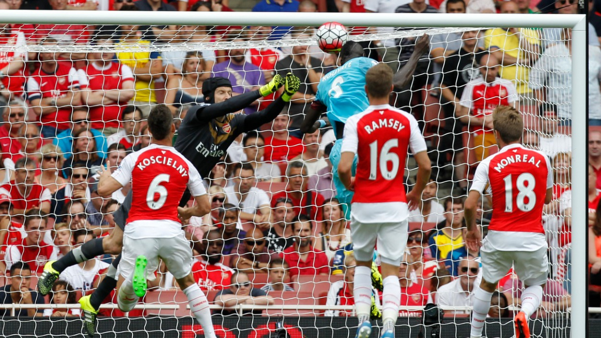 Zpackaná premiéra. Čech chyboval a Arsenal doma podlehl West Hamu 0:2