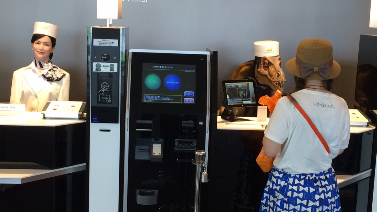 V Japonsku mají hotel obsluhovaný roboty. Recepčního v něm dělá dinosaurus