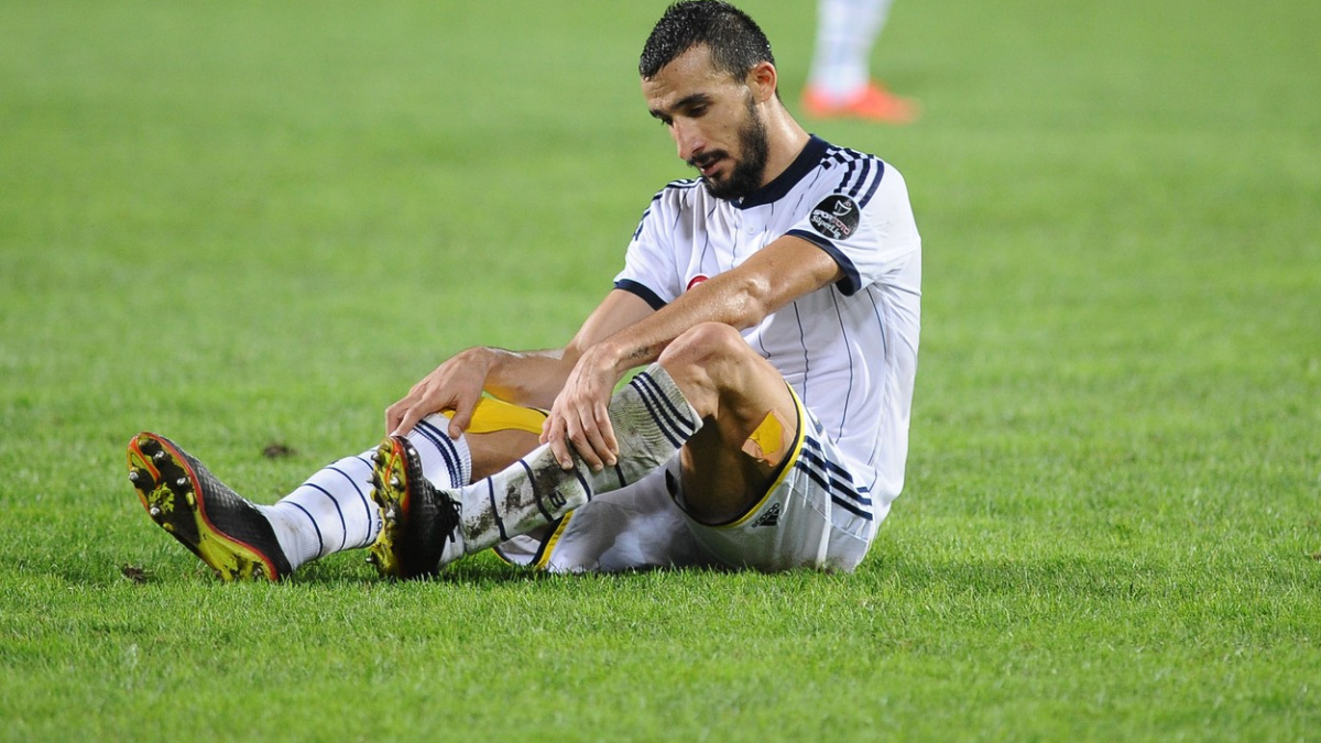 Šílené! Na automobil fotbalisty Topala se střílelo