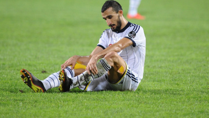 Šílené! Na automobil fotbalisty Topala se střílelo