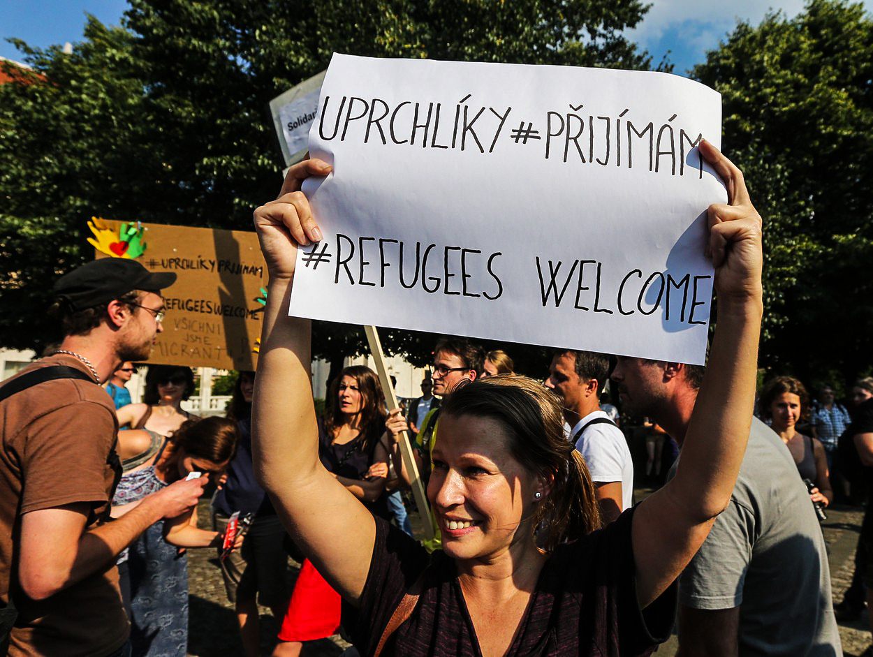Komentář: Jak se #přijímají uprchlíci v Česku aneb Politické pijavice na cizím neštěstí