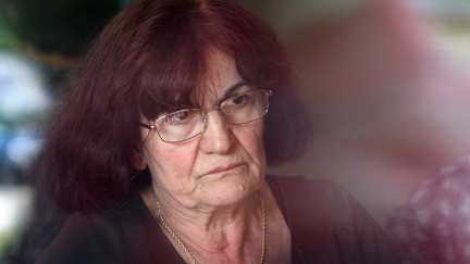 Manžel byl během masakru ve Srebrenici doma, řekla u soudu Mladičova žena