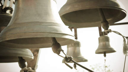 Farář vyzváněl na zvony při protiimigrantské demonstraci. Lidé ho žalují