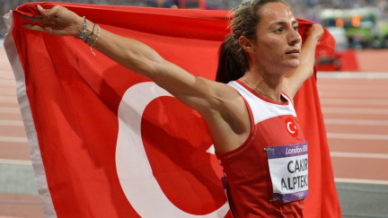 Turecká běžkyně Alptekinová se vzdala kvůli dopingu zlaté medaile z Londýna