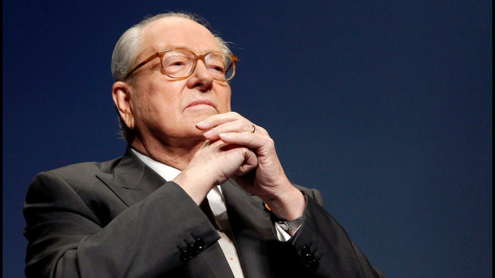 Le Pen v Národní frontě skončil, vyloučila ho