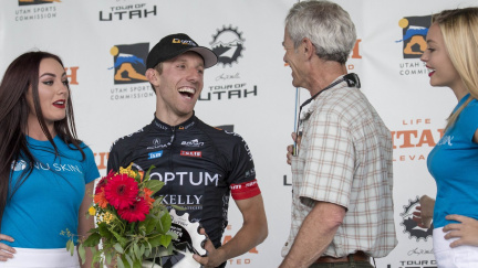 Na závodech přespával v autě. Teď jezdí v profipelotonu