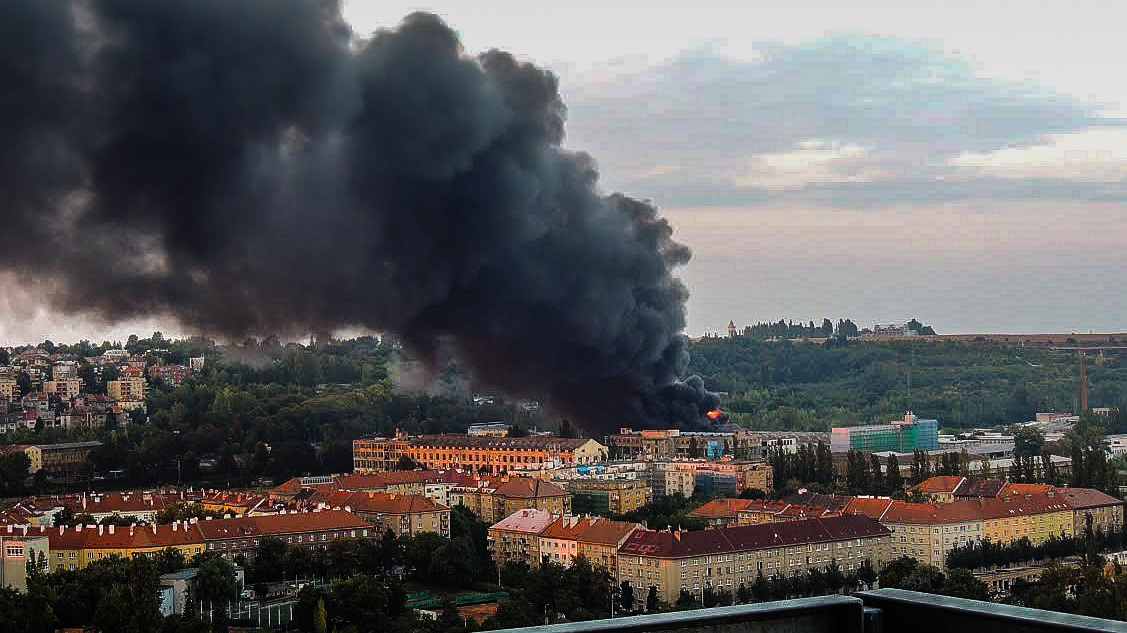 Pražské Vysočany jsou v plamenech. Hoří v areálu bývalé ČKD