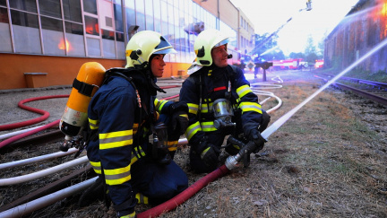 Aktualizováno: Hasiči uhasili požár ve Vysočanech. Škody jdou do milionů