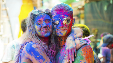 Modrá barva, mytí nádobí ve dvou nebo káva prý pomohou ke štěstí