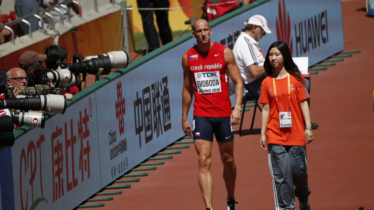 Neběžel, přesto postoupil. Překážkář Svoboda uspěl s protestem a je v semifinále