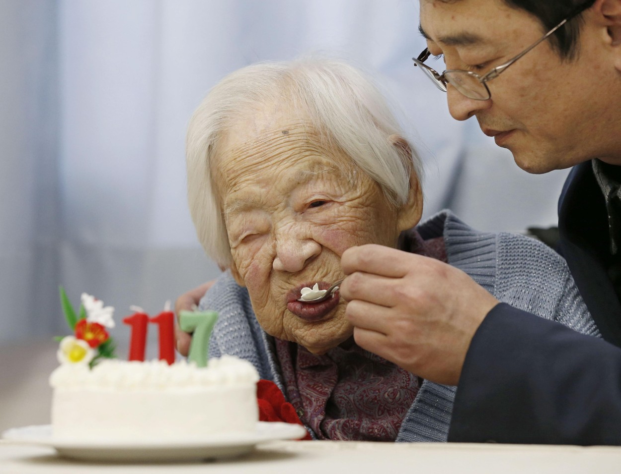 Století staříci zatěžují japonský státní rozpočet. Dárky pro ně jsou moc drahé
