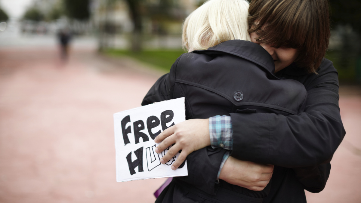 Objímáním k lepšímu životu. Pomáhá zvyšovat sebevědomí i snižovat krevní tlak