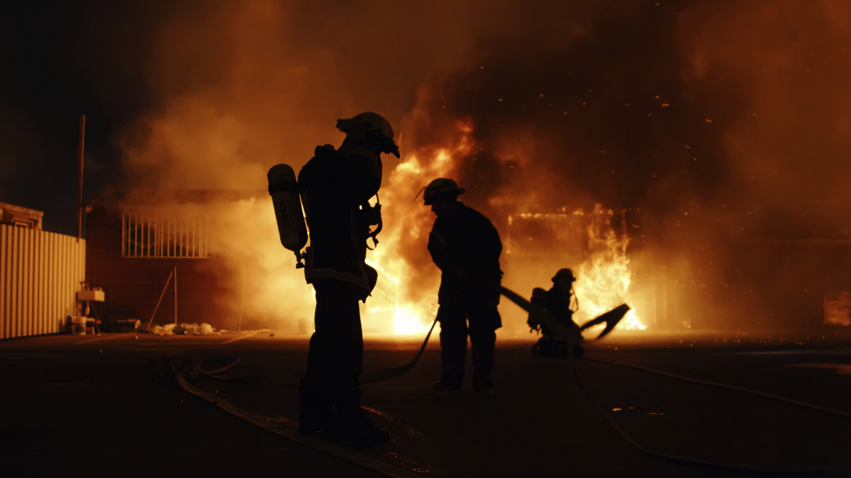 Při požáru v Paříži zemřelo osm lidí. Někteří skákali z oken