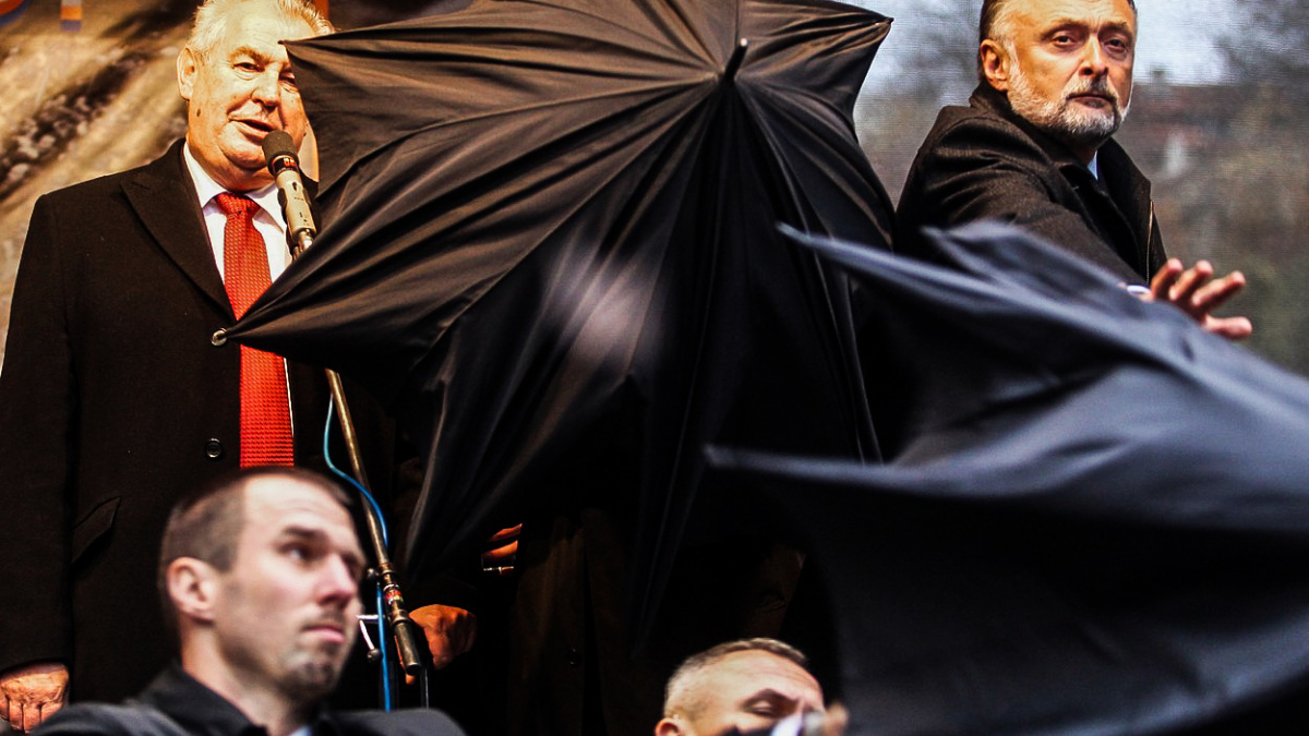 Z házení vajec po Zemanovi byli obviněni dva lidé