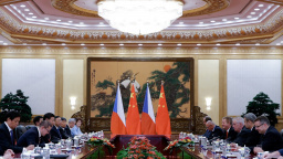 Číňané na nákupech. Po Slavii vstupují i do Travel Service, pivovaru a médií