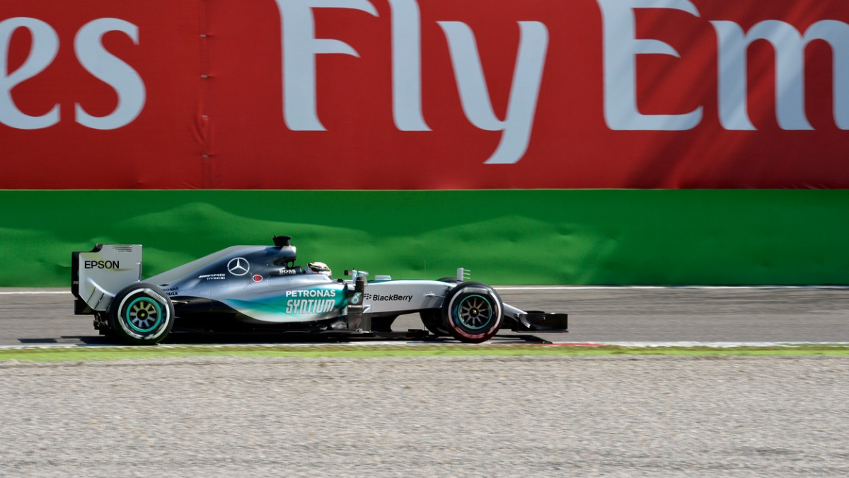 Kvalifikaci v Monze ovládl Hamilton. Ferrari předčilo Rosberga