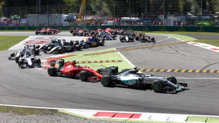 Hamilton na Monze nepřipustil drama. Rosbergovi shořel motor