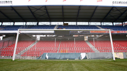 Z fanoušků mohou být milionáři. Stačí maličkost, trefit z půlky břevno…