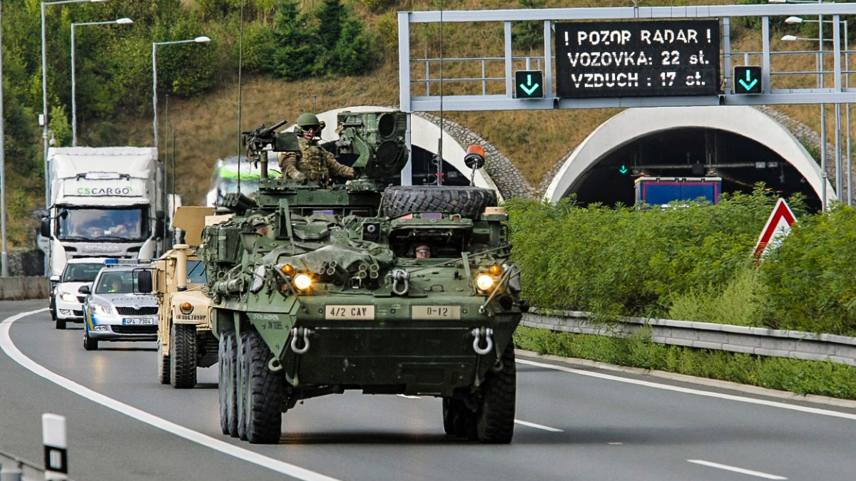 Českem projíždějí američtí vojáci, jedou na cvičení do Maďarska