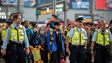 Aktualizováno: Němci opevňují hranice s Rakouskem. Přísněší kontroly zavedlo i Česko