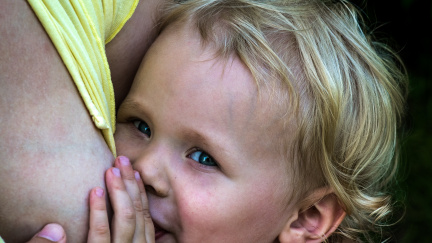 Kojit děti do vyššího věku se vyplatí, radí vědci. Jedí pak zdravěji