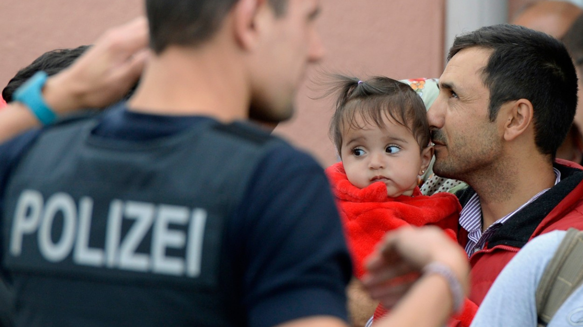 Rakušané začali hlídat hranice. Na nádražích se objeví vojáci