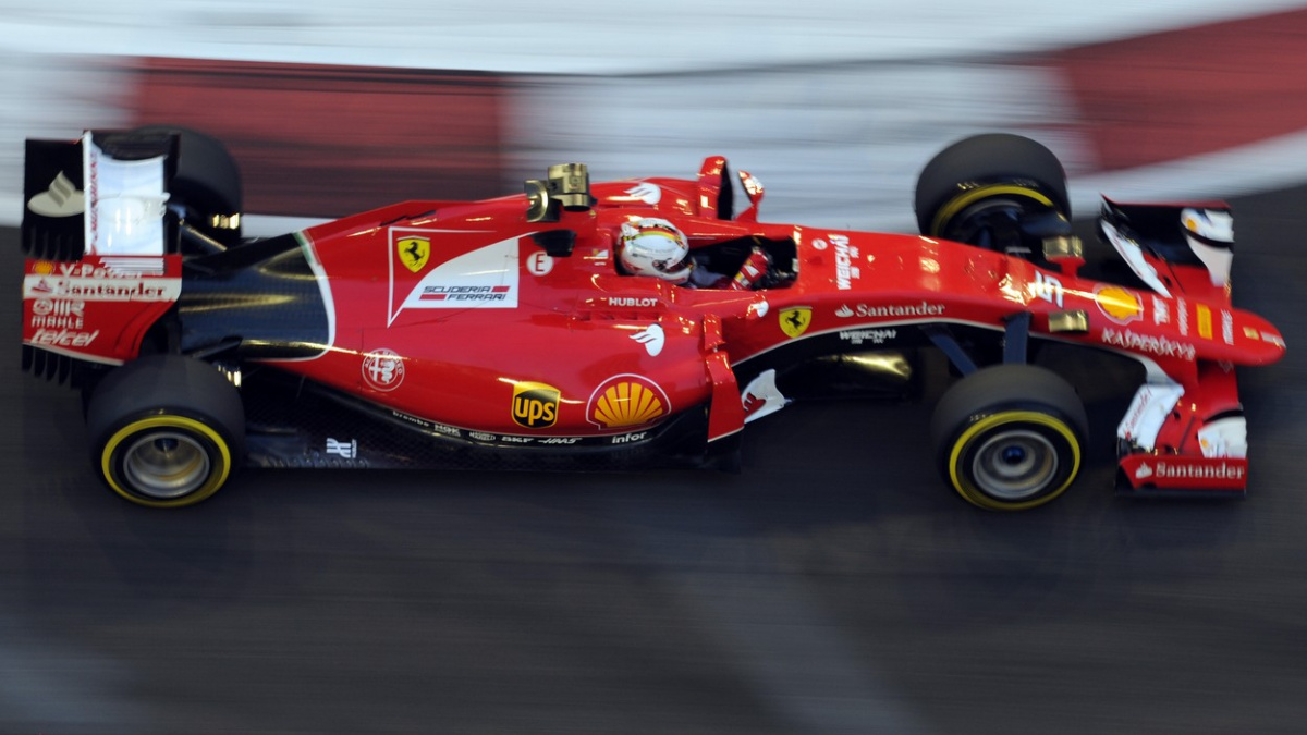 Mercedesům se kvalifikace nepovedla, pole position vybojoval v Singapuru Vettel