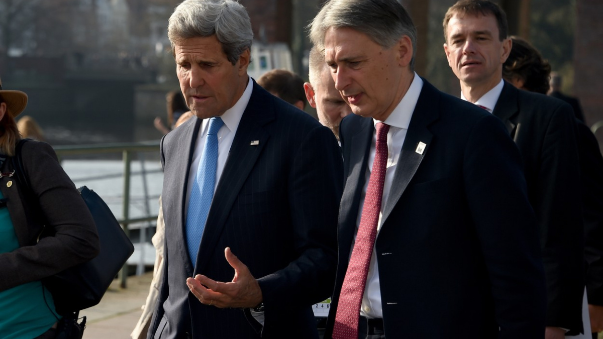 Situaci v Sýrii komplikuje Rusko, shodli se Kerry a Hammond