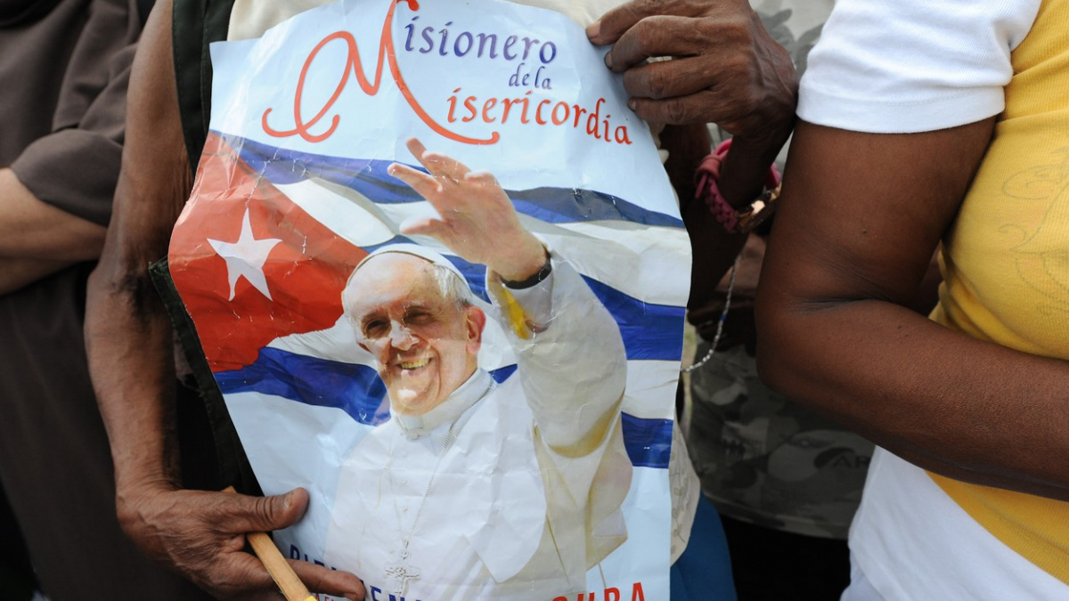 Papež František odsloužil na Kubě první mši. Fidelovi dal knihu Jezuity