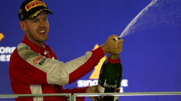 V Singapuru byl nejrychlejší Vettel, lídr Hamilton do cíle nedojel