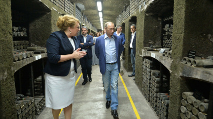 Vinařství ocenilo víno pro Putina na pár rublů. Kyjev tvrdí, že stálo 90 tisíc dolarů