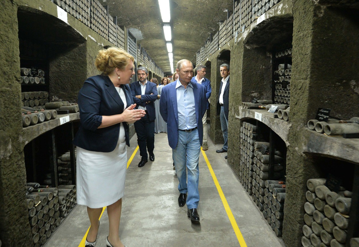 Vinařství ocenilo víno pro Putina na pár rublů. Kyjev tvrdí, že stálo 90 tisíc dolarů