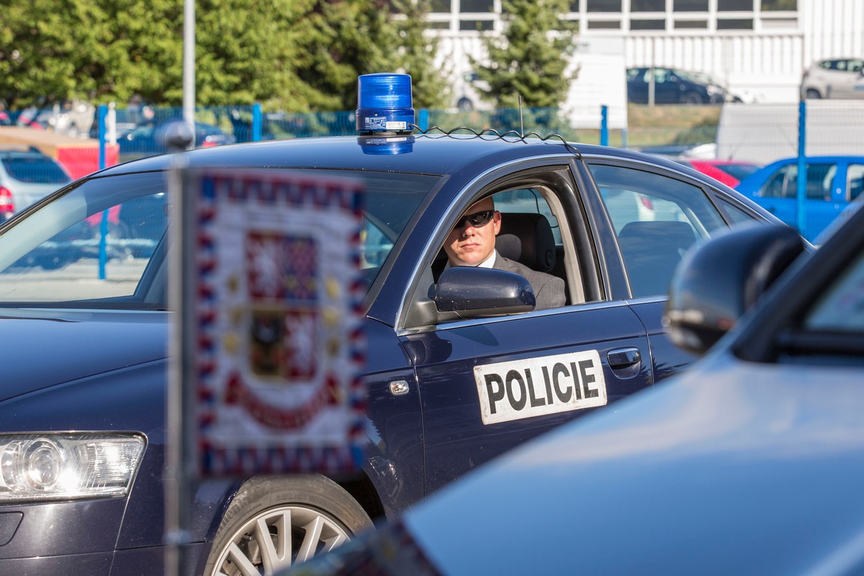 Šéf Zemanovy ochranky končí kvůli skandálu s trenýrkami na Hradě
